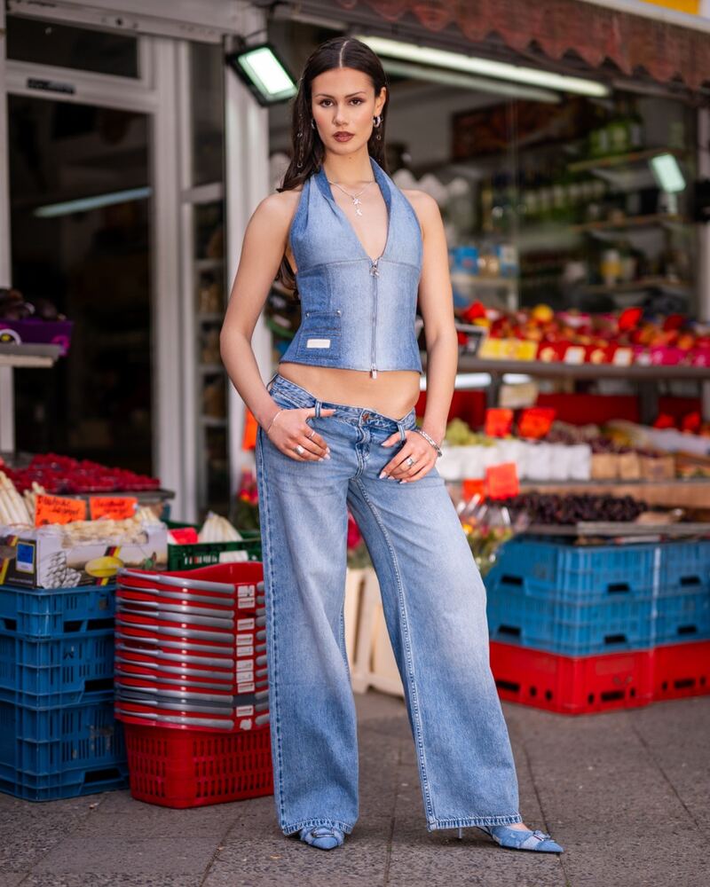 Waisted Talent Denim-Corsage mit Jeans, fotografiert vor einem Obstladen